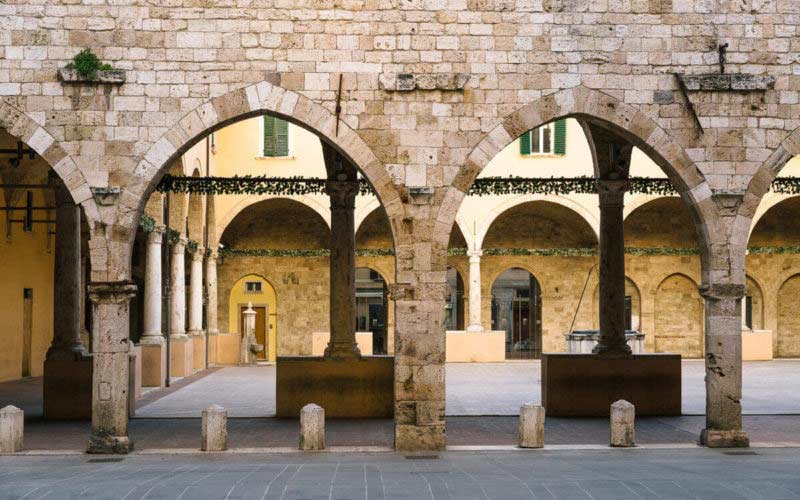 Itinerario francescano ad Ascoli Piceno: il Chiostro Maggiore del complesso monumentale di San Francesco