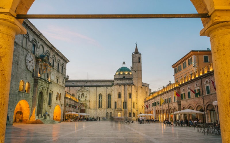 Tra i luoghi da non perdere ad Ascoli Piceno, il principale è di certo Piazza del Popolo