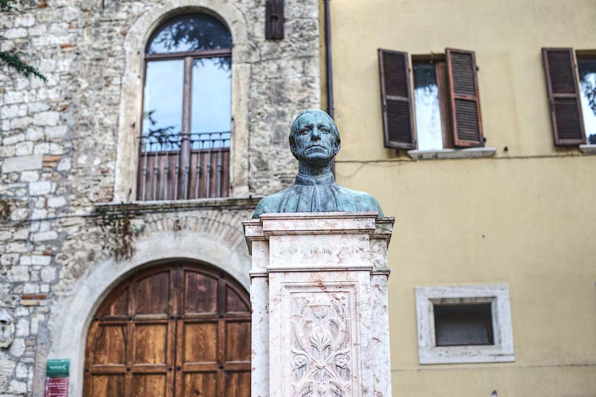 Un’esperienza immersiva: il giardino di Palazzo Arengo e i suoi “busti illustri”